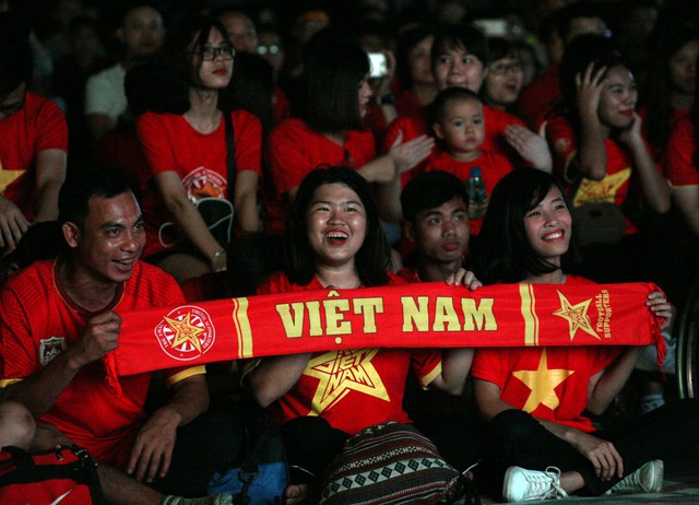 Mọi người cùng hô to khẩu hiệu: Việt Nam vô địch
