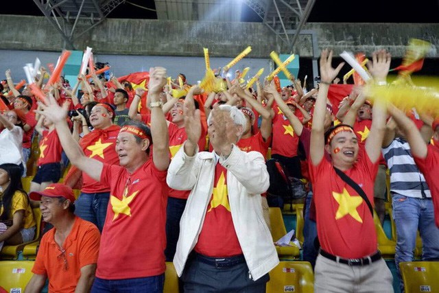 
Tại sân vận động Panaad (Philippines), Cổ động viên Việt Nam cuồng nhiệt khi đội nhà ghi bàn thắng.
