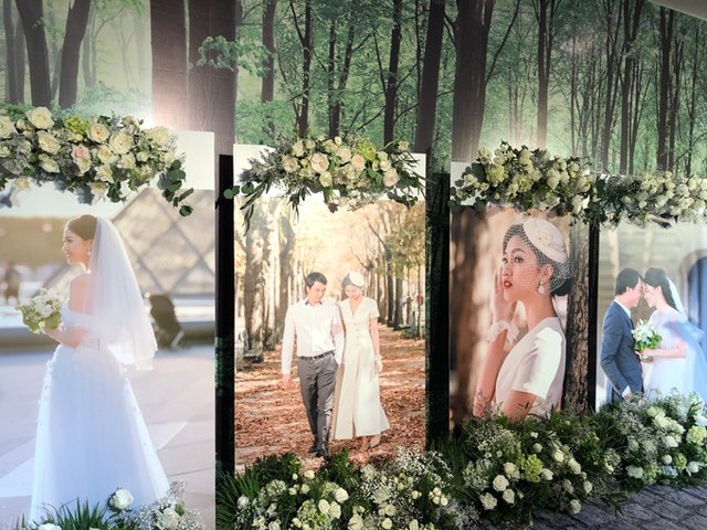 Không gian tiệc cưới của vợ chồng Thanh Tú được trang trí như một khu rừng yên tĩnh. Rất nhiều bức ảnh cưới tại Pháp của cặp đôi được treo ở sảnh phòng tiệc để các vị khách chiêm ngưỡng.