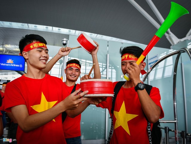 Các cổ động viên hát Quốc ca, gõ trống và thổi kèn náo nhiệt cả một góc sân bay Nội Bài trước khi làm thủ tục xuất cảnh.