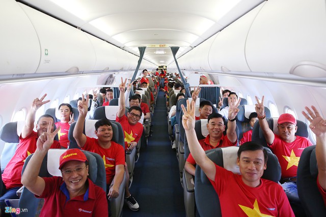 Cả khoang máy bay ngập sắc đỏ. Hầu hết CĐV đều tin vào một chiến thắng trên sân khách dành cho đội tuyển Việt Nam.