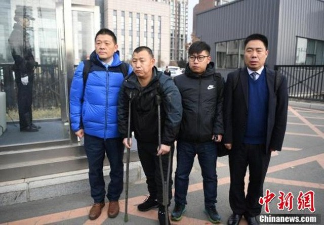 Ông Kim Triết Hoằng (thứ 2 từ trái sang) sau phiên tòa xét xử vừa qua