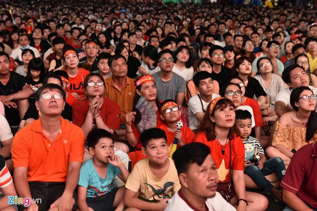 Tại khu vực Ngã tư Sở, phố đi bộ Hà Nội, rất đông người hâm mộ đang tập trung theo dõi từng diễn biến trận đấu trên sân Panaad. Hàng nghìn người đã vỡ òa sung sướng khi tuyển Việt Nam giành chiến thắng