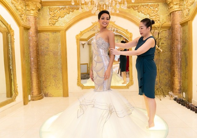 
NTK Linh San tận tay chuẩn bị 13 trang phục cho con nuôi trước ngày lên đường dự thi Miss Universe
