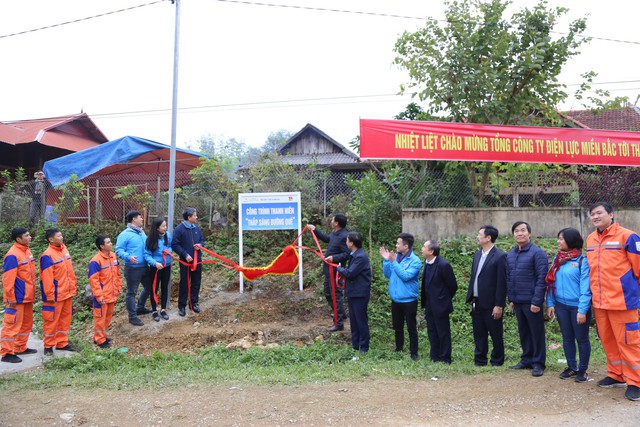 
Lễ gắn biển Công trình Thanh niên Thắp sáng đường quê của Đoàn thanh niên Tổng công ty Điện lực miền Bắc tại xã Mường Lựm
