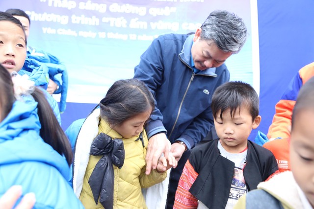 
Ông Lê Quang Thái trao tặng 150 chiếc áo ấm, 40 chiếc đèn bàn Led dành cho các em học sinh có hoàn cảnh khó khăn không có đủ áo ấm để đến lớp tại Trường mầm non
