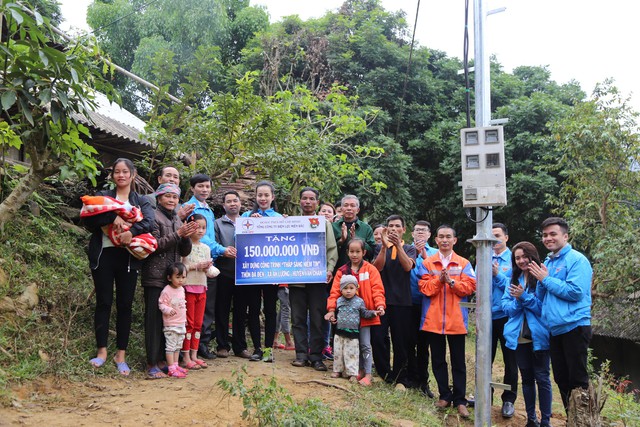 
Bà Trịnh Thị Kim Ngân - Bí thư Đoàn thanh niên Tổng công ty trao món quà vô cùng ý nghĩa giành cho bà con dân tộc Thôn Đá Đen
