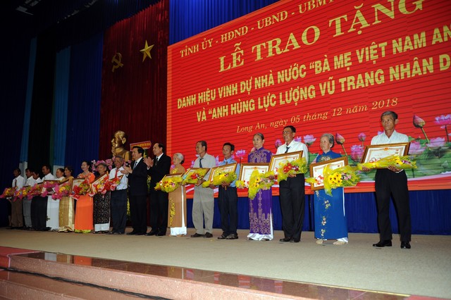 
Lễ phong tặng và truy tặng danh hiệu Bà mẹ Việt Nam anh hùng diễn ra trong không khí trang trọng tại Hội trường Thống Nhất, tỉnh Long An
