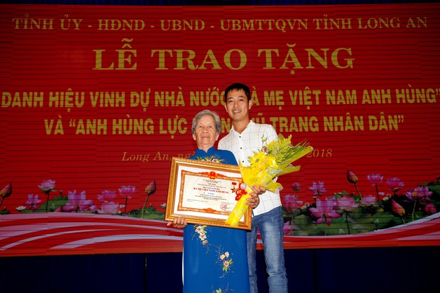 
Bà Đặng Thị Điệu nhận danh hiệu truy tặng danh hiệu Bà mẹ Việt Nam anh hùng cho mẹ Lê Thị Hai
