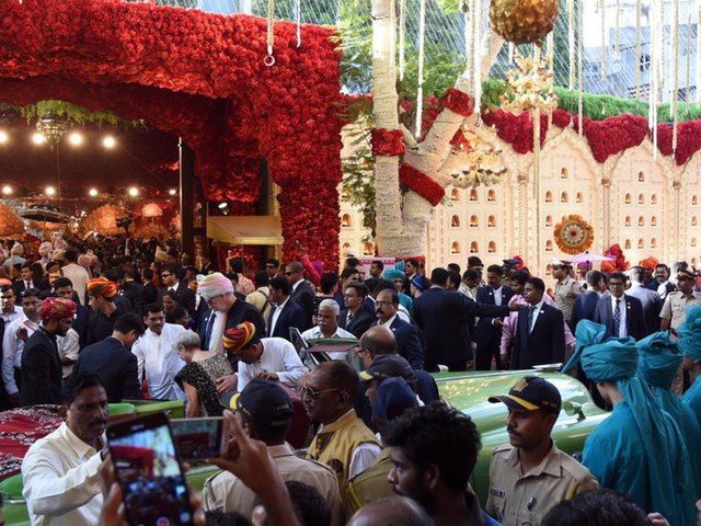Lễ cưới được tổ chức tại nhà của gia đình Ambani ở Mumbai với sự tham dự của khoảng 600 khách. Tổng chi phí cho đám cưới ước tính khoảng 100 triệu USD. Dù vậy, người phát ngôn của Reliance cho biết con số này không lớn hơn 15 triệu USD.