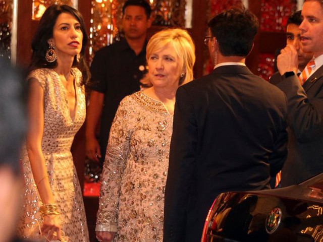 Tiệc cưới có sự tham gia của rất nhiều người nổi tiếng, từ cựu Ngoại trưởng Mỹ - Hillary Clinton, diễn viên Priyanka Chopra và chồng - Nick Jonas đến ngôi sao Bollywood - Shah Rukh Khan.