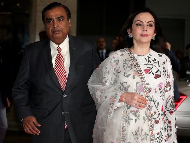 Mukesh Ambani kết hôn với Nita Ambani. Bà từng được Forbes gọi là “Đệ nhất phu nhân của giới kinh doanh Ấn Độ” năm 2016. Nita là chủ tịch quỹ từ thiện của công ty - Reliance Foundation. Bà cũng tham gia vào các hoạt động như marketing và lập chiến lược thương hiệu.