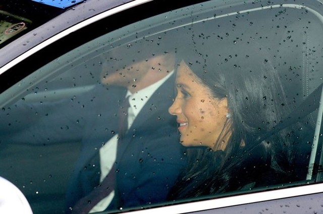 Trưa 20/12, Hoàng tử Harry tự lái xe chở vợ bầu tới Điện Buckingham để cùng đại gia đình dự tiệc do Nữ hoàng Elizabeth II tổ chức. Đây là một trong những hoạt động truyền thống hằng năm để Nữ hoàng có dịp hội ngộ với các thành viên gia đình trước kỳ nghỉ Giáng sinh bắt đầu.