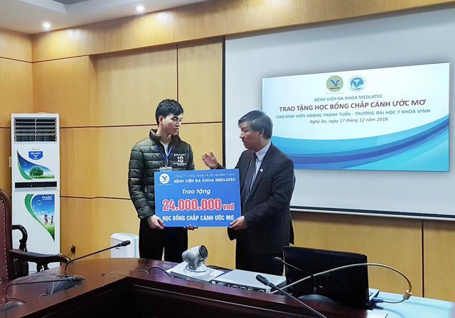 GS. AHLĐ Nguyễn Anh Trí trao tặng kinh phí tài trợ và căn dặn sinh viên Hoàng Thanh Tuấn cố gắng hơn nữa để đạt được ước mơ trở thành bác sỹ.