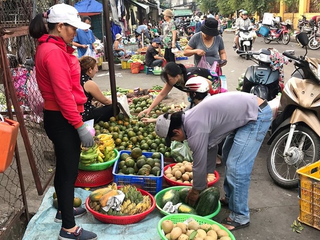 
 Cam sành loại 1 hiện cũng chỉ 15.000 đồng/kg tại chợ Bà Chiểu (quận Bình Thạnh). Ảnh: P.M.
