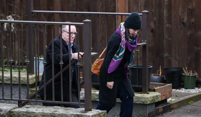 Bà Meng rời khỏi căn nhà ở Vancouver dưới sự giám sát của một bảo vệ tư nhân hôm 12-12. Ảnh: Bloomberg