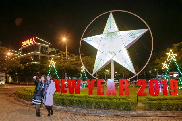 Ng&ocirc;i sao băng khổng lồ - điểm selfie độc đ&aacute;o tại Holiday Lights