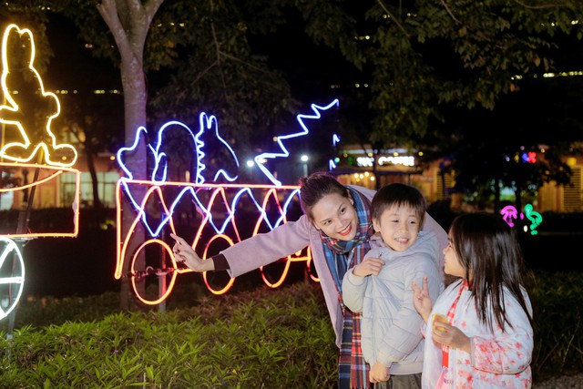 C&aacute;c bạn nhỏ th&iacute;ch th&uacute; chi&ecirc;m ngưỡng Vườn th&uacute; &aacute;nh s&aacute;ng Zoo Light