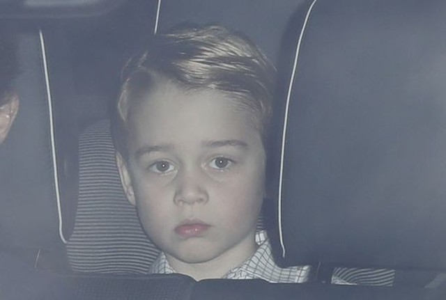 Hoàng tử George, 5 tuổi, trông có chút cau có khi cùng bố mẹ tới nhà cụ nội.
