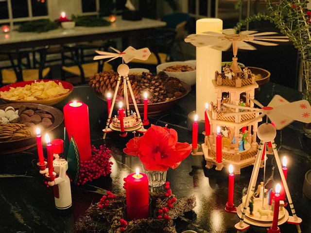 
Tiệc Giáng sinh của gia đình Bằng Lăng được tổ chức đơn giản với xúc xích nướng, thịt xông khói...Khách mời chủ yếu là người thân, bạn bè và đồng nghiệp của ông xã cô.
