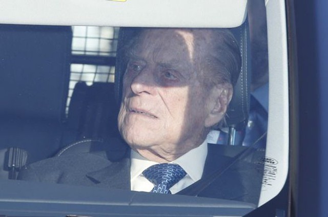 Hoàng thân Philip, 97 tuổi, cũng có mặt.