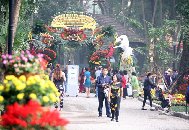 
Triển lãm vừa được khai mạc tại Công viên Bách Thảo nhưng đã thu hút hàng nghìn người dân Thủ đô đến chiêm ngưỡng. Đặc biệt, cổng chào sự kiện gây ấn tượng mạnh đối với nhiều người khi được các nghệ nhân thiết kế từ 1 tấn trái cây tươi.
