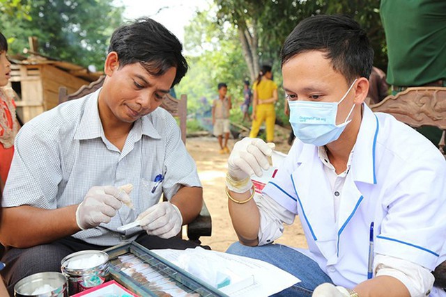 
Cán bộ y tế tỉnh Đắk Lắk kiểm tra mẫu test chẩn đoán nhanh bệnh sốt rét ở buôn Đrăng Phốc, xã Krông Na, huyện Buôn Đôn.
