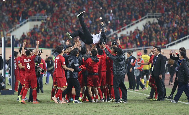 Cảm xúc tuyệt vời với thầy Park trong đêm tuyển Việt Nam nâng cao cúp vô địch AFF Cup 2018. Ảnh S.N