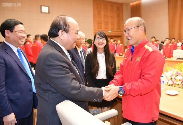 Thủ tướng chúc mừng HLV trưởng Đội tuyển Việt Nam Park Hang-seo. Ảnh: CP