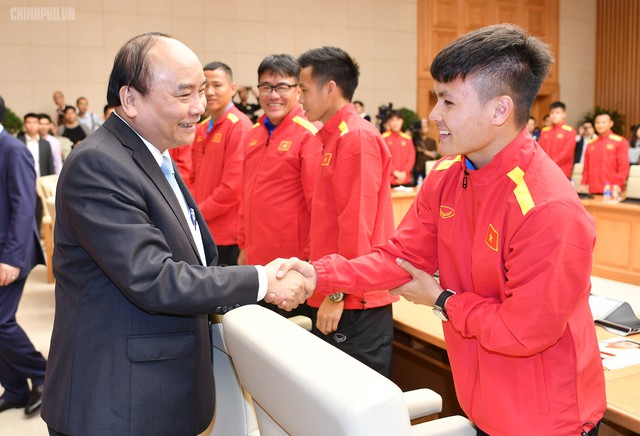Thủ tướng chúc mừng thành công của các cầu thủ Việt Nam. Ảnh: CP