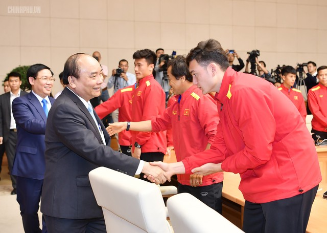 Thủ tướng bắt tay thủ môn Đặng Văn Lâm.