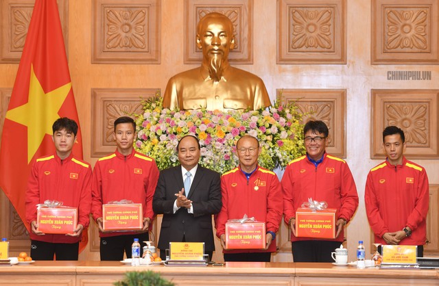 Thủ tướng trao quà cho Ban huấn luyện và Đội tuyển Việt Nam. Ảnh: CP