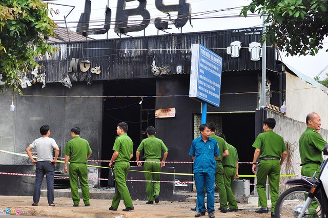 
Sáng 22/12, lực lượng Công an tỉnh Đồng Nai tổ chức khám nghiệm hiện trường vụ cháy nhà hàng Ruby làm 6 người chết ở thị xã Long Khánh (Đồng Nai).
