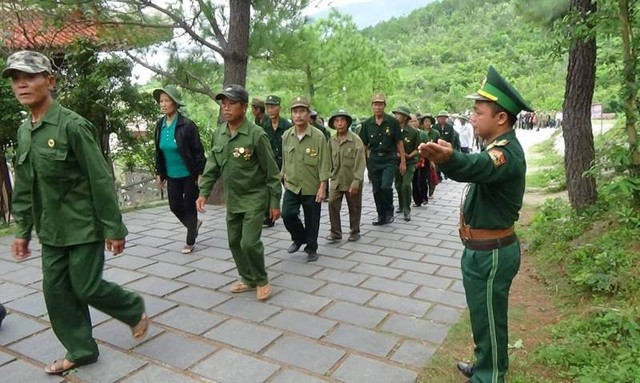 
Những chiến sĩ Đội bảo vệ mộ Đại tướng Võ Nguyên Giáp dẫn từng đoàn khách lên viếng mộ Người.
