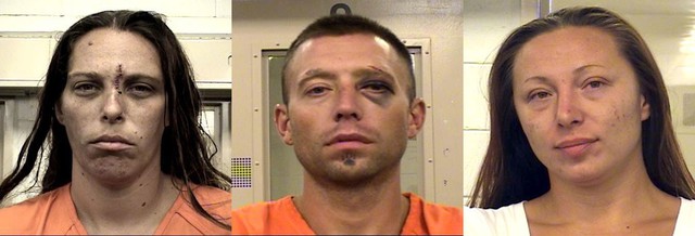 Người mẹ m&aacute;u lạnh (ngo&agrave;i c&ugrave;ng b&ecirc;n tr&aacute;i) v&agrave; người t&igrave;nh c&ugrave;ng người em họ của hắn.