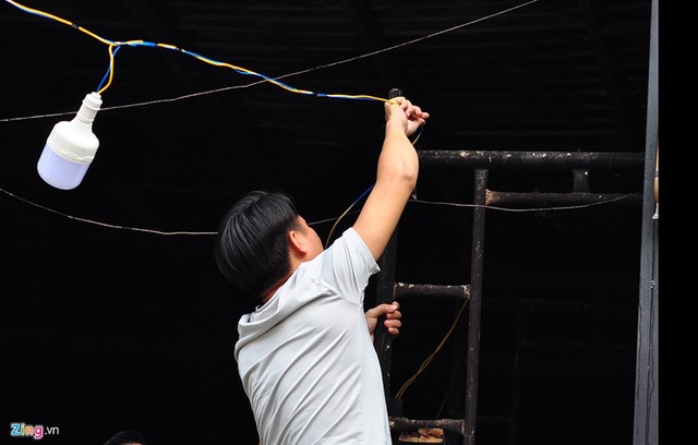 
Nhà hàng bị cháy nằm trên đường Nguyễn Trãi, phường Xuân Hòa (thị xã Long Khánh). Vì hệ thống chiếu sáng bên trong bị lửa thiêu rụi nên lực lượng chức năng phải kéo điện từ ngoài vào để phục vụ quá trình khám nghiệm.
