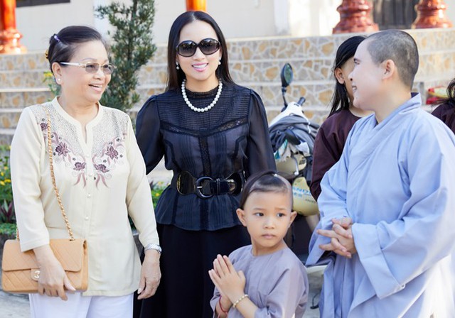 Mẹ Hà Phương (ngoài cùng bên trái) đi Đồng Nai cùng con gái. Bà rất mãn nguyện vì sinh được ba người con là Cẩm Ly, Hà Phương và Minh Tuyết. Cả ba đều là những ngôi sao ca nhạc đình đám, được công chúng mến mộ vì cả tài năng lẫn tấm lòng nhân hậu.