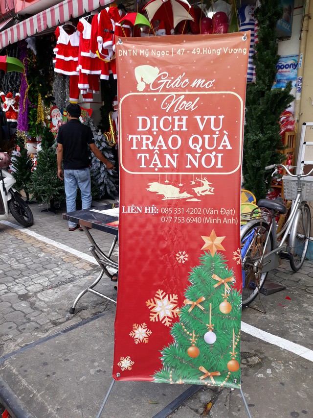
Dịch vụ &ocirc;ng gi&agrave; Noel tặng qu&agrave; được đặt trước c&aacute;c cửa h&agrave;ng kinh doanh h&agrave;ng trang tr&iacute; Gi&aacute;ng sinh
