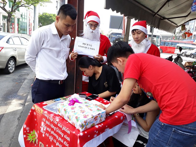 
Anh Trần Ngọc L&yacute; đang nhờ dịch vụ &ocirc;ng Noel chuyển qu&agrave; đến con m&igrave;nh
