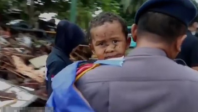 Cậu bé 5 tuổi Ali được cứu khỏi đống đổ nát sau 12 giờ mắc kẹt. Ảnh: Instagram.