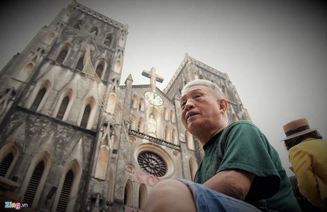 22 năm qua &ocirc;ng Tiến thường xuy&ecirc;n c&oacute; mặt tại Nh&agrave; thờ Lớn để l&agrave;m c&ocirc;ng việc k&eacute;o chu&ocirc;ng. Ảnh: Ngọc T&acirc;n.