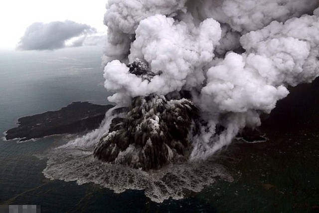 Núi lửa Anak Krakatoa phun trào hôm 22/12. Ảnh: Reuters.