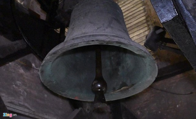 Hệ thống chu&ocirc;ng tr&ecirc;n đỉnh th&aacute;p Nh&agrave; thờ Lớn. Ảnh: Ngọc T&acirc;n.