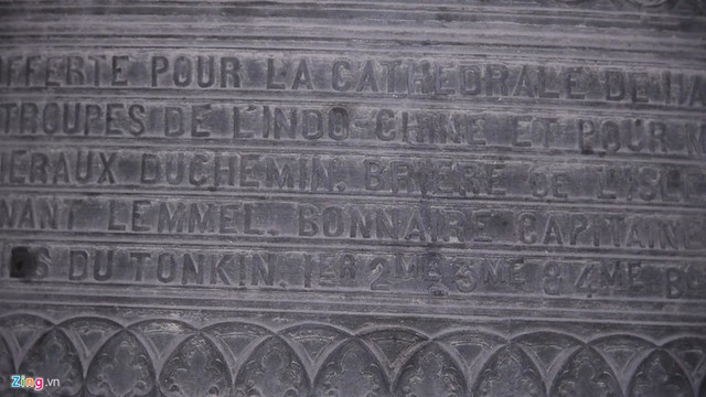 Những chiếc chu&ocirc;ng cổ được l&agrave;m từ thời Ph&aacute;p, tr&ecirc;n th&acirc;n c&ograve;n ghi d&ograve;ng chữ INDOCHINE (Đ&ocirc;ng Dương) v&agrave; TONKIN (Bắc Kỳ). Ảnh: Ngọc T&acirc;n.