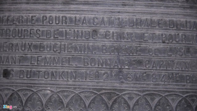 Những chiếc chuông cổ được làm từ thời Pháp, trên thân còn ghi dòng chữ INDOCHINE (Đông Dương) và TONKIN (Bắc Kỳ). Ảnh: Ngọc Tân.