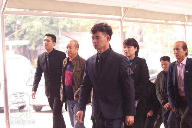 Xuân Bắc dẫn đầu đoàn viếng của Nhà hát Kịch Việt Nam bước vào phòng tang.