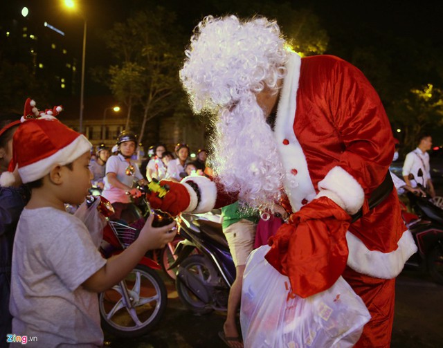 Anh Nguyễn Phúc Hạnh giả làm ông già Noel để trao quà cho các em nhỏ. Anh cho biết đã làm công việc này được 10 năm nay. Cứ mỗi mùa Giáng sinh, anh lại dành ra 1,5 triệu đồng để mua quà làm từ thiện.