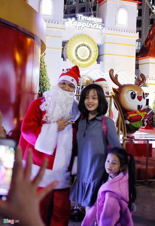 Tại quảng trường Royal City (Hà Nội), nhiều bạn trẻ diện trang phục mùa đông đi đón Giáng sinh ngay từ 19h30.