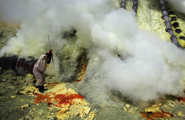 Núi lửa Kawah Ijen ở Đông Java, Indonesia có độ cao khoảng 2.600m. Nơi đây có một phần núi lửa đang hoạt động và một hồ lưu huỳnh. Những người thợ mỏ địa phương làm việc không dùng quần áo bảo hộ. Họ khai thác lưu huỳnh cả ngày lẫn đêm. Mỗi công nhân nhận được ít hơn 5 USD mỗi ngày.