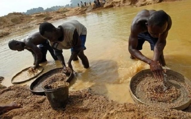 
Khai thác kim cương ở Sierra Leone là một nghề cực khổ. Tổng giá trị kim cương được khai thác tại nước này được báo cáo là 320 triệu USD, nhưng công nhân không nhận được bao nhiêu. Tỉnh Kono nơi có khoảng 250.000 người làm nghề khai thác kim cương là một trong những tỉnh nghèo nhất nước.
